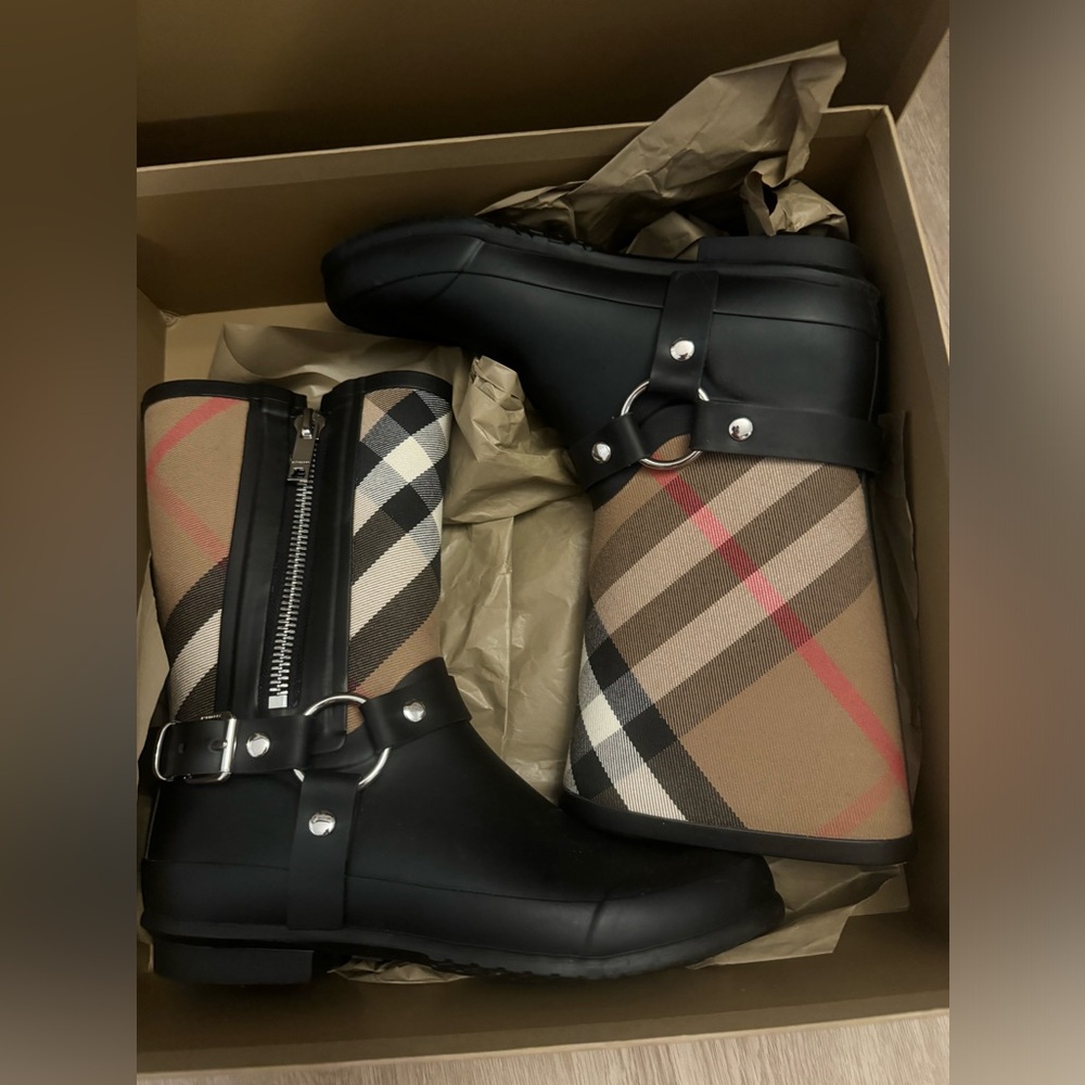 100% authentic Burberry biker rain boot - Picture 3 of 12